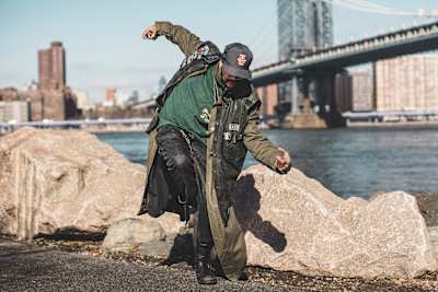 Alien Ness posa frente a un puente en Nueva York 