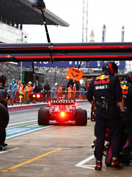 El equipo Red Bull Racing Honda durante una parada en boxes para cambiar de neumáticos.