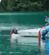 Uno de los parapentistas que acaban en el agua