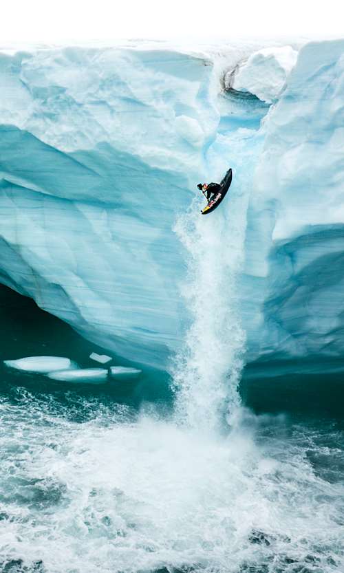 Aniol Serrasolses salta una cascada en un glaciar durante el proyecto Ice Waterfalls en el archipiélago de Svalbard (Noruega).