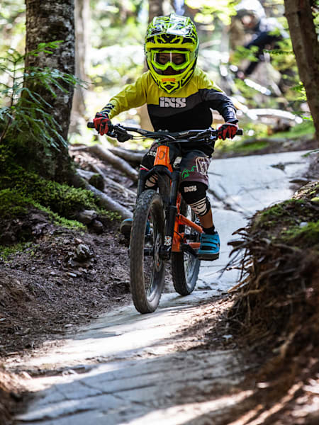 Voici les conseils de spécialistes pour initier vos enfants au VTT descente (DH) et les mettre dans les meilleures conditions pour leurs premiers tours de roue en vélo de montagne.