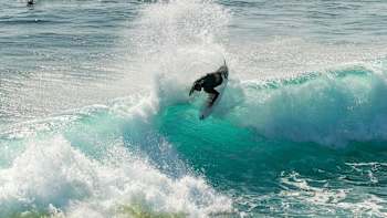 L'Australien Jack Robinson surfe une vague du spot de surf d'Uluwatu à Bali en Indonesie en 2019.