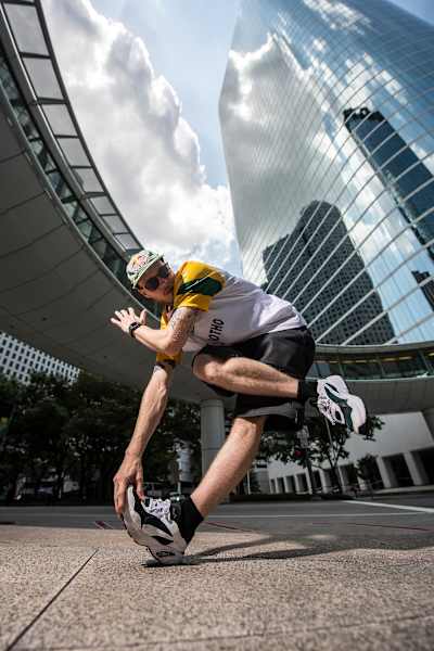 Menno dances with s skyscraper in the background
