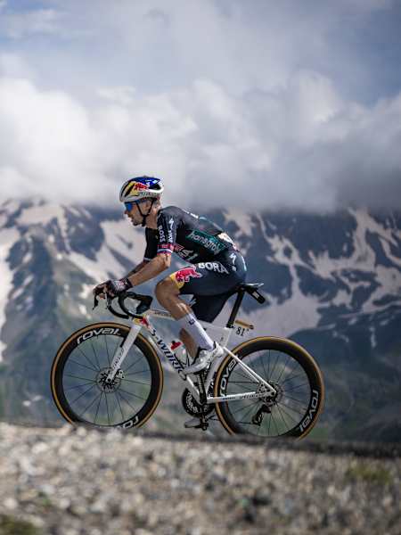 Les cyclistes Mikel Landa et Primoz Roglic montent le col du Galibier lors de la quatrième étape du Tour de France 2024.