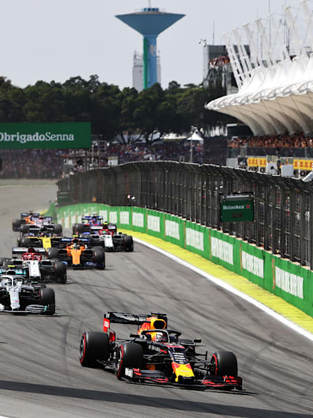 Max Verstappen z teamu Red Bull Racing na czele podczas wyścigu F1 o GP Brazylii w sezonie 2019.