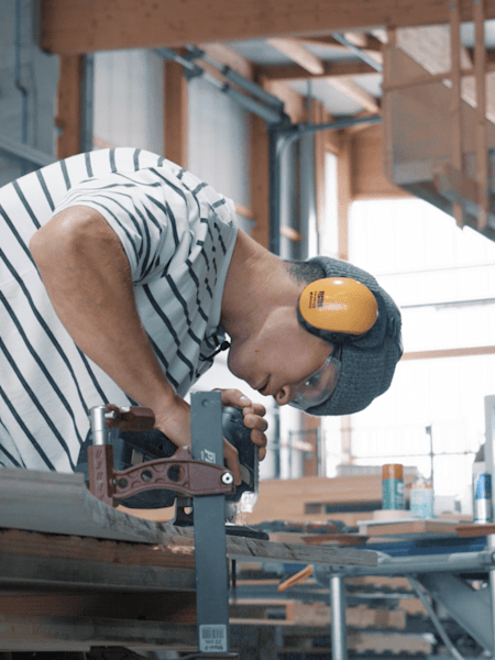 MTB-Slopestyle-Ass Erik Fedko sägt in Andreas Schützenbergers IOU Ramps Werkstatt in Passau den Radius für seine MTB-Rampe aus.