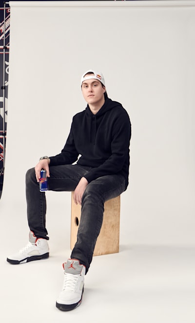 Call of Duty streamer jordy2d posing for a photo.