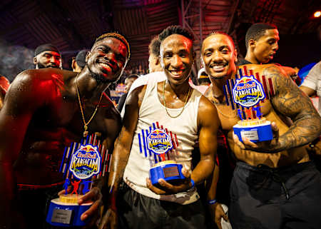 Os vencedores, Reis da Dança, comemoram com vibrantes troféus Red Bull na Red Bull Rabiscada 2025, no Rio de Janeiro, Brasil, mostrando uma energia e arte sem igual