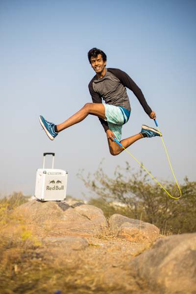 Akash正在進行跳繩訓練。