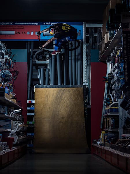 Corey Bohan salta por una rampa durante la filmación de “Nailed it”.