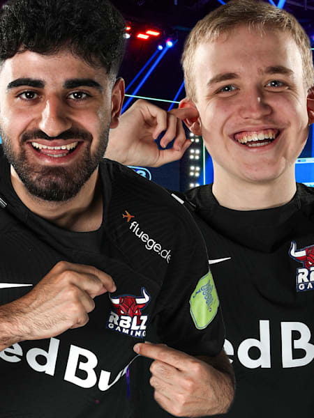 Die E-Sportler Umut Gültekin und Anders Vejrgang in der Gaming-Area der FIFAe Finals in Saudi-Arabien.