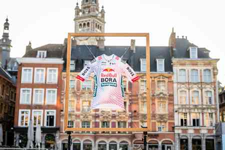 Das Trikot von Red Bull - BORA - hansgrohe hängt in der Innenstadt von Lille.