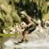 Ein Wakeboarder jubelt beim Munich Mash in Deutschland