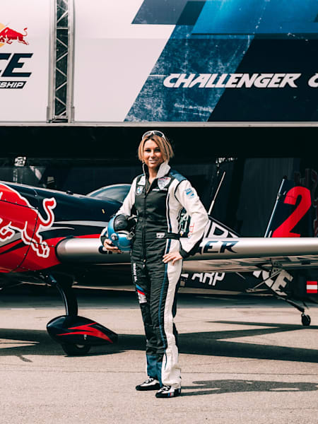 La pilote d'avion Mélanie Astles seule femme de la Red Bull Air Race au championnat à Kazan en 2017.