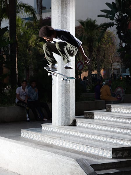 Le rider marocain Nassim Lachhab s'envole en skateboard dans les rues de Casablanca au Maroc.