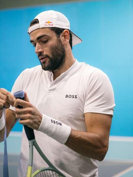 Le joueur de tennis Matteo Berrettini habillé en blanc et Sinna lors du tournage de la saison 1 de « One Day Like », à Barcelone, en Espagne, le 19 décembre 2022.