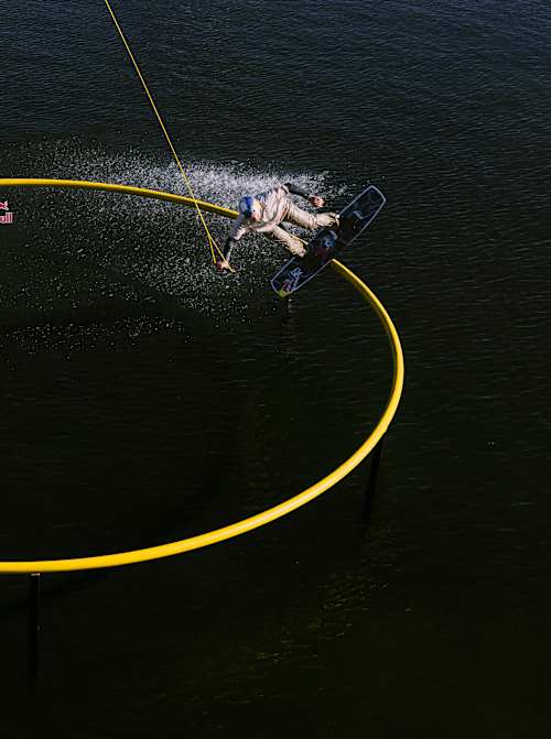 Felix Georgii bezwingt den ersten 360-Rail-Wakeboard-Hit aller Zeiten in Duisburg, Deutschland, als Teil eines adrenalingeladenen Red Bull-Events am 30. April 2026