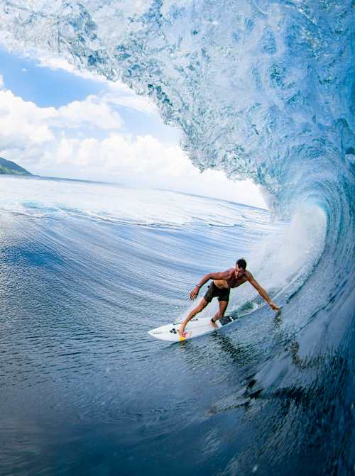 Surfprofi Leon Glatzer surft während der Dreharbeiten zum Film Against Gravity  im Juli 2025 in Teahupo'o.