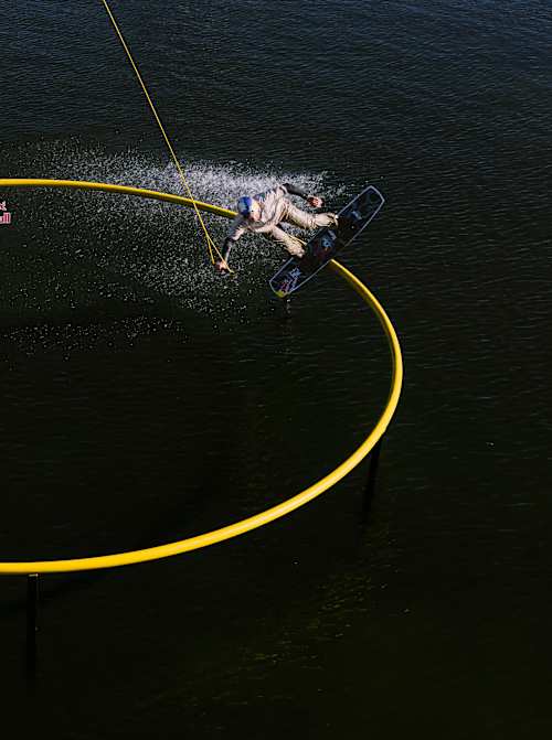 Felix Georgii bezwingt den ersten 360-Rail-Wakeboard-Hit aller Zeiten in Duisburg, Deutschland, als Teil eines adrenalingeladenen Red Bull-Events am 30. April 2026