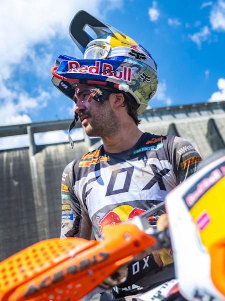 Manuel Lettenbichler, de Alemania, durante el primer día del Campeonato del Mundo FIM de Hard Enduro 2022. Red Bull Romaniacs, en Sibiu, Rumania, el 27 de julio de 2022.