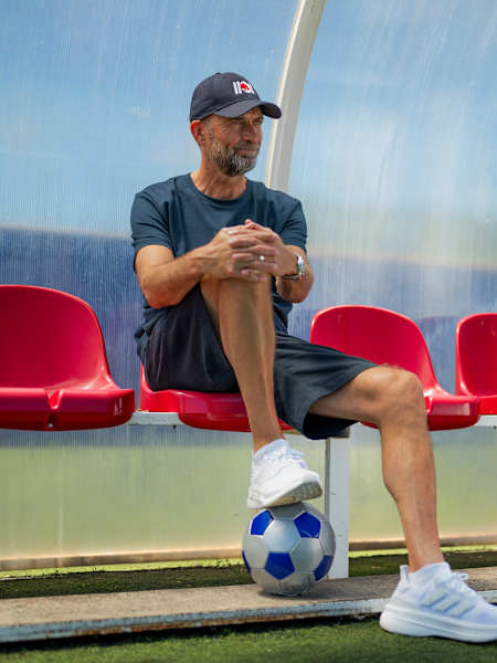 Jürgen Klopp sedí na lavičke počas podujatia Red Bull Ultimate Football Challenge na Ibize 23. mája 2026.