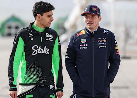 Gabriel Bortoleto und Max Verstappen im Gespräch während der Formel 1 Tests in Bahrain, Februar 2025.