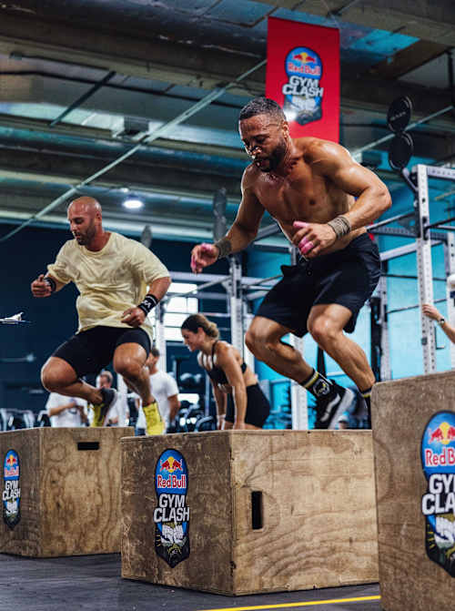 Teilnehmer von Red Bull Gym Clash bei den Box Jumps.