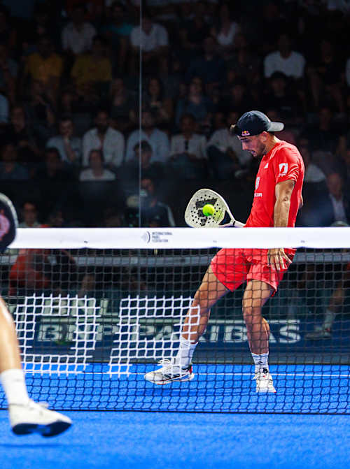 Ale Galán (dcha.) y Fede Chingotto (izq.) compiten durante el partido final del BNL Italy Major Premier Padel celebrado en el Foro Itálico de Roma, Italia, el 15 de junio de 2025.