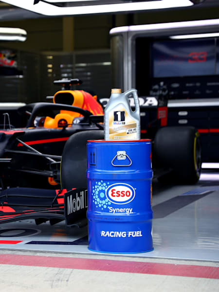 Red Bull używa paliw Esso.