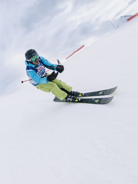 Un skieur dévale les pistes enneigées des 2 Alpes, l’une des meilleures stations de ski en France.