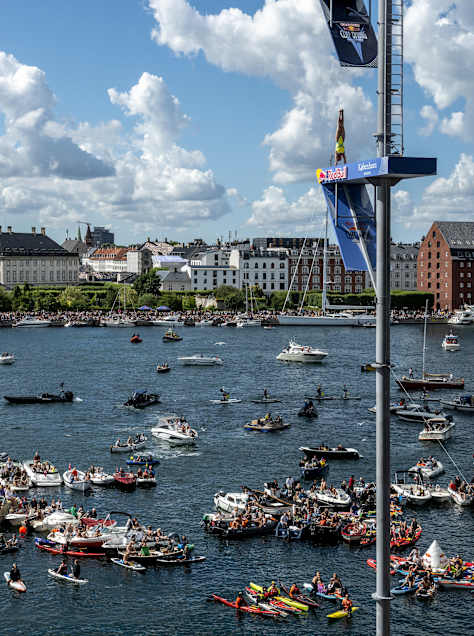 Den ukrainske udspringer Antonina Vyshyvanova udfører et armstandsdyk fra 21,5 meter i Operahuset i København under den spændende Red Bull Cliff Diving World Series 2022.