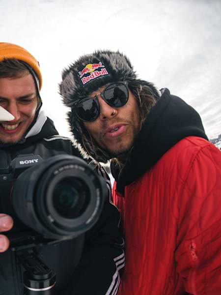 Imagen de Denis Leontyev acompañado en Moscú por unos amigos.