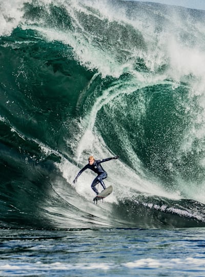 Mick Fanning sobre una ola gigantesca en Shipstern Bluffs, Tasmania.