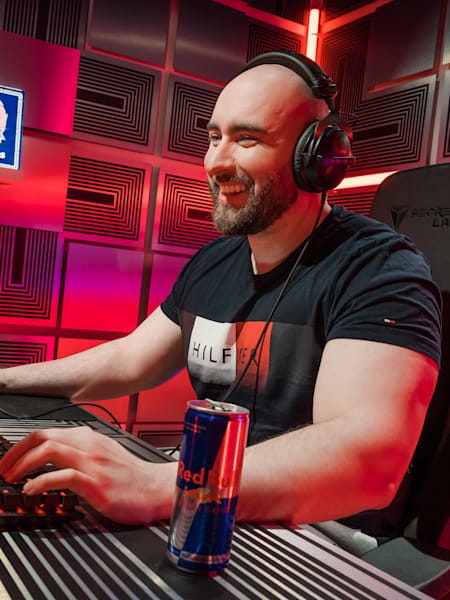 Le caster League of Legends Alderiate dans le cube Red Bull Challengers.
