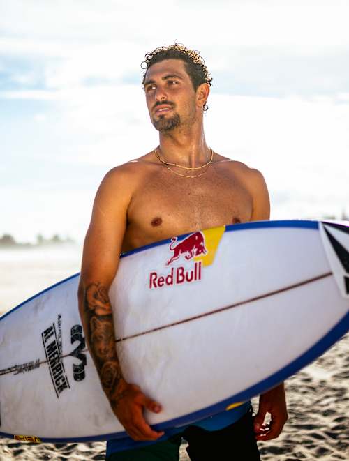 Le surfeur brésilien João Chianca pose pour un portrait à Saquarema, au Brésil, en 2024.