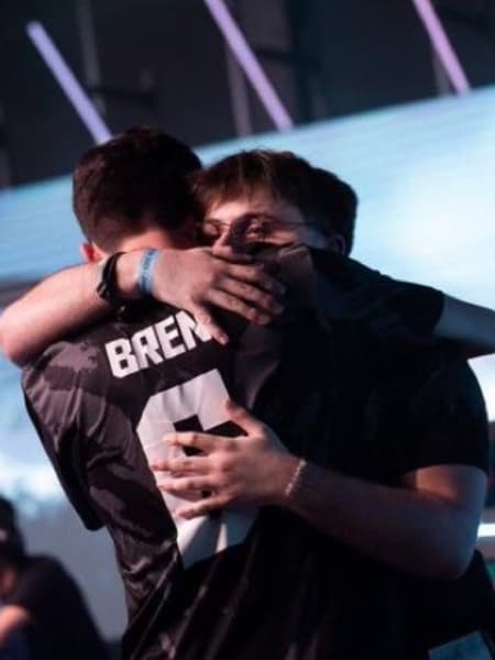 Les joueurs Bren, Otaaaq de la Karmine Corp célèbre leur titre de champions du monde sur TrackMania.