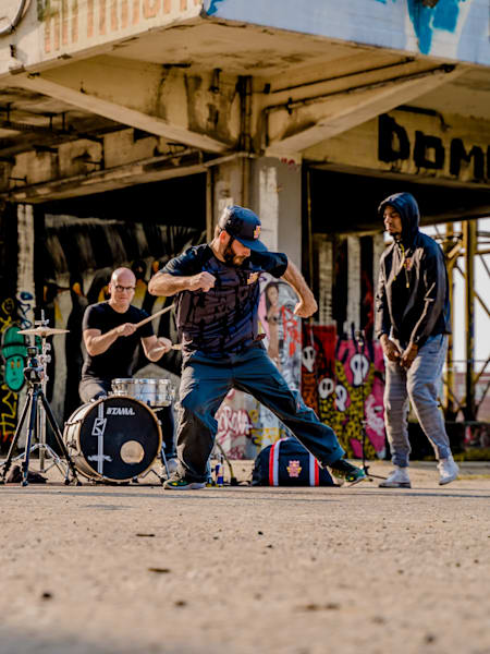 B-girl Madmax en b-boys Admiracles, Tirock en Cis breaken op de muziek van Netsky-drummer Michael Schack.