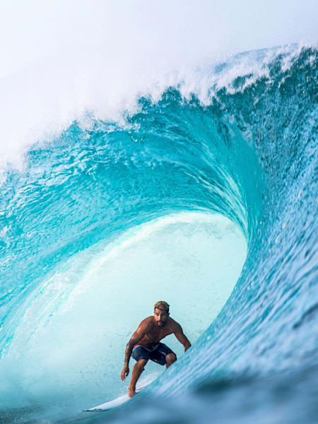 Italo Ferreira surfea en Pipeline, Hawái