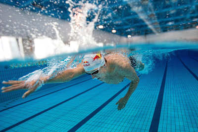 Kristian Blummenfelt nada en una piscina en Sierra Nevada.