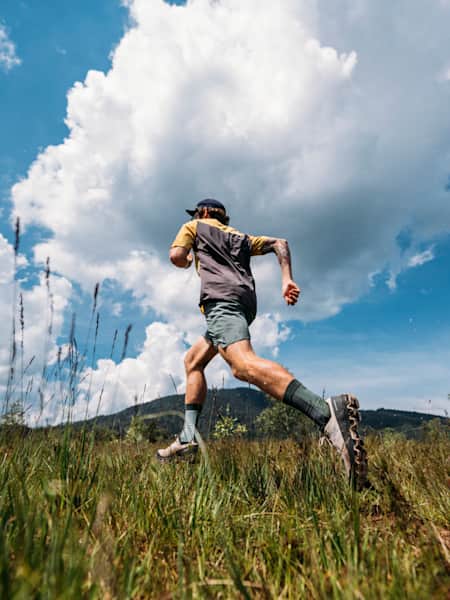 Alergătorul german Florian Neuschwander aleargă în mediul rural.