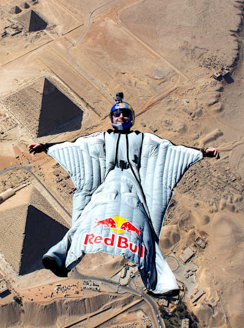 Cedric Dumont vole en wingsuit au-dessus des pyramides.