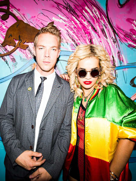 Amerykański producent Diplo i brytyjska piosenkarka Rita Ora pozują razem podczas Notting Hill Carnival.