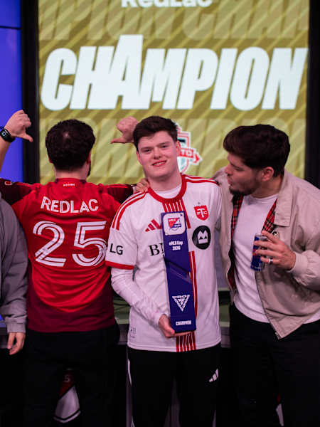 Alfie 'RedLac' Calder celebra la consecución del título de la eMLS 2026.