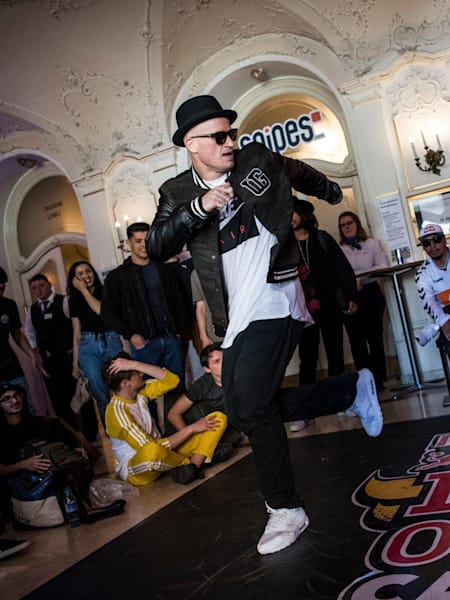 Imagen del B-Boy Funky Mike bailando.