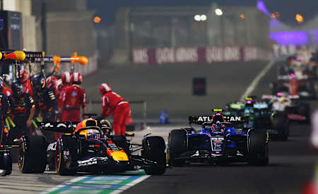 Max Verstappen opuszcza pit stop przed Carlosem Sainzem