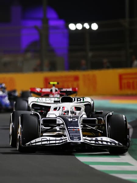 Des monoplaces roulent sur le circuit de Djeddah qui accueille le Grand Prix d'Arabie Saoudite de Formule 1.