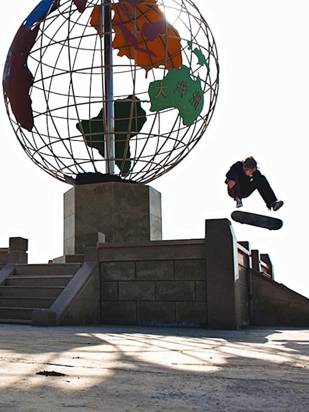 Daniel Pannemann, Kickflip in Kashgar, China