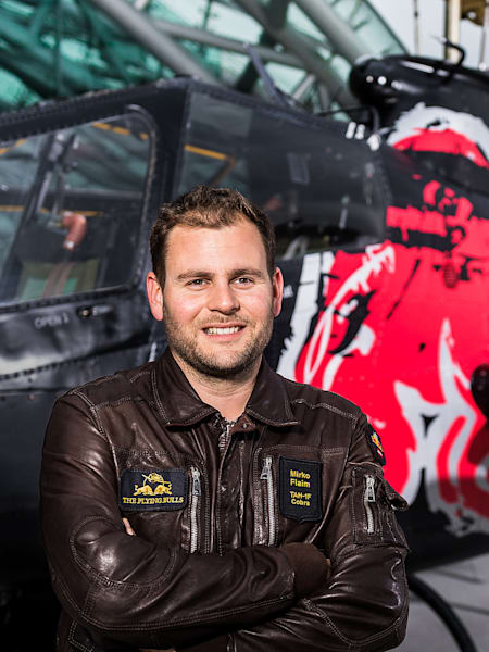 The Flying Bulls Hubschrauber-Pilot Mirko Flaim vor der Cobra