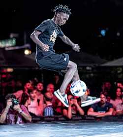 フリースタイルサッカー | Red Bull
