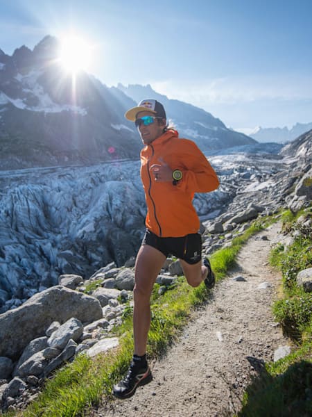 Ryan Sandes corre por el Mont Blanc.